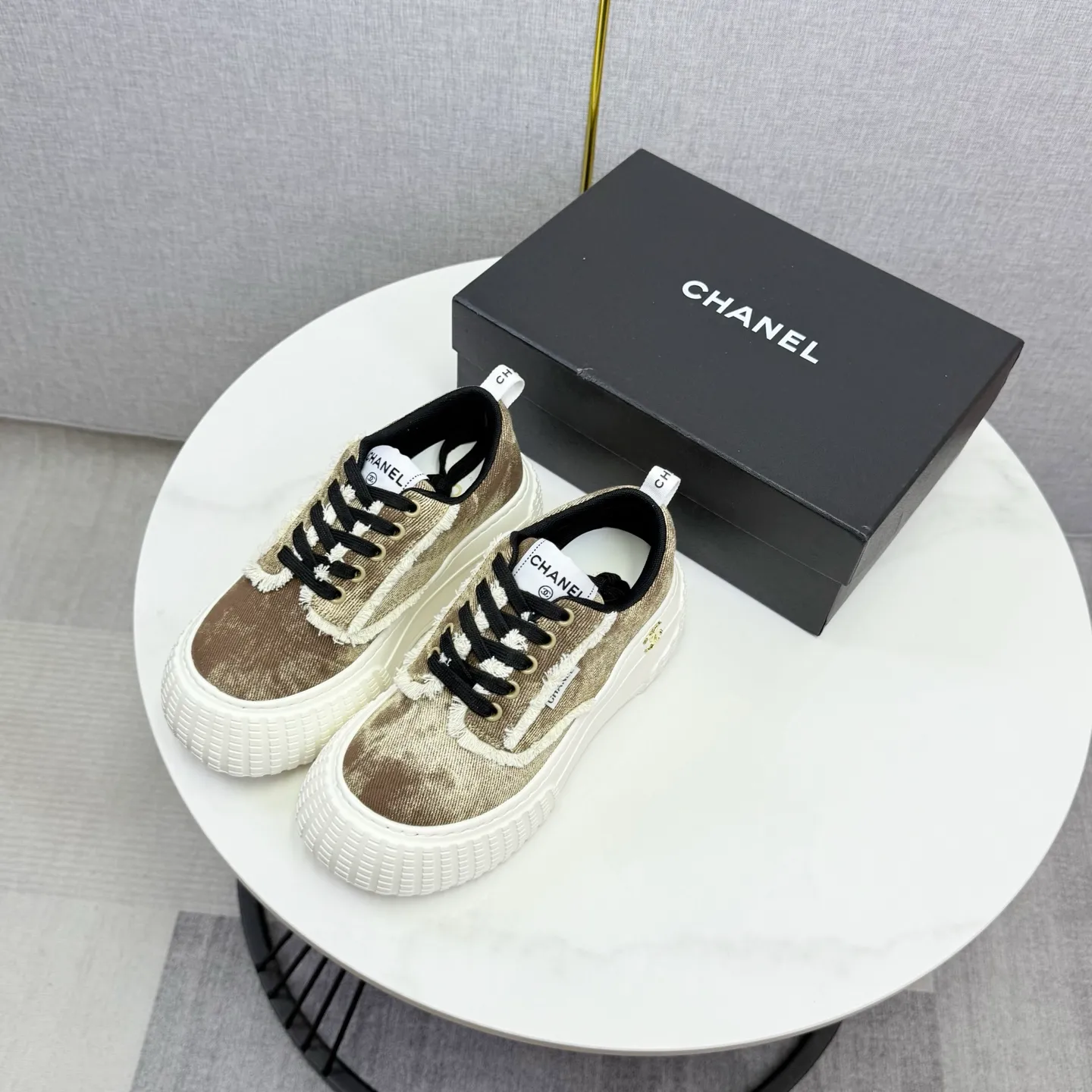 💕💕Factory direct selling price p640💕💕 Chanel Panda Shoes! 2025 counter's top casual sports shoes, this classic design; the upper is in the style of electric embroidery with various techniques; the outsole is fashionable and sporty; the unusual inclusion of a variety of color matching elements... The diversified mix and match is very good-looking and versatile, and can be used for leisure, fashion, sports, and outdoor... ꫛꫀꪝ Go➫ Materials: ❶Upper made of: original imported first-layer silk cowhide + original version waterproof cloth + original first-layer cowhide ❷Inner lining: Original Yangli+wang ❸ Outsole based on: Original TPU combination outsole Counter boutique packaging complete set for women 35–41